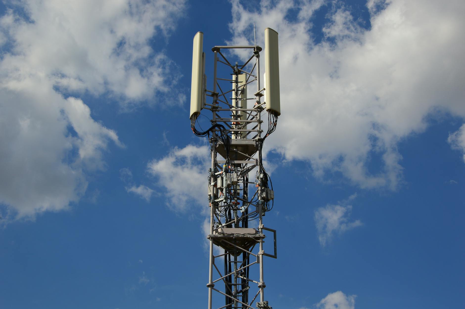 Imagem de capa — 5G Industrial: Casos de Uso em Manufatura e Logística