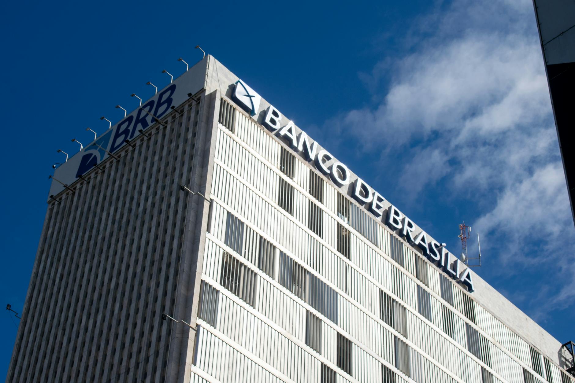 Imagem de capa — Bancos de Dados Vetoriais: Pinecone, Weaviate e Pgvector Comparados