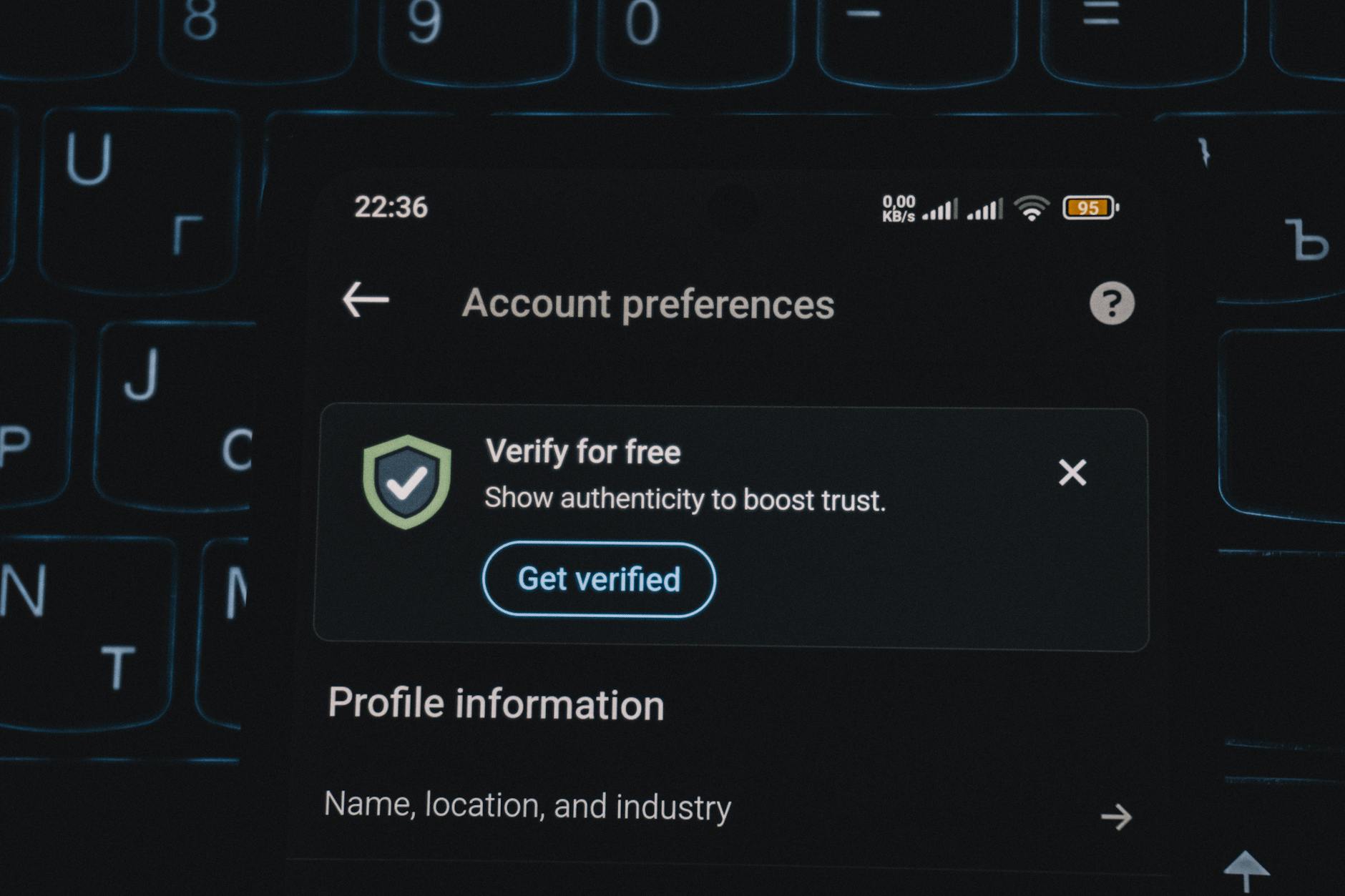Ilustração técnica — Passwordless Authentication: FIDO2, Passkeys e o Fim das Senhas